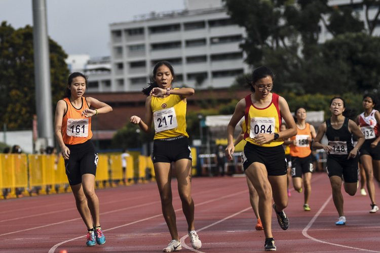 VJC's Claudia Tang (#217) kicked strongly on the home straight to win the A Div girls' 800m final in 2:29.40, narrowly ahead of HCI's Eunice Chin (#84, 2:30.09) and SSP's Janelle Lum (#161, 2:30.80). (Photo 1 © Iman Hashim/Red Sports)