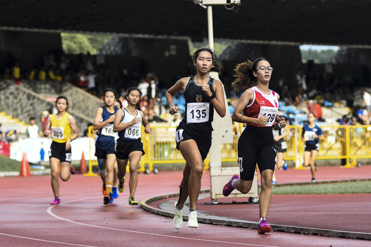 Competitors of the A Div girls' 800m final in action during the race. (Photo 1 © Iman Hashim/Red Sports)