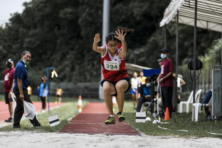 NJC's Esther Liew (#294) recorded 9.69m to clinch silver in the C Div girls' triple jump. (Photo 1 © Iman Hashim/Red Sports)