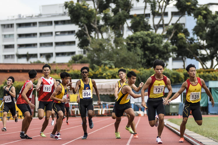 Second exchanges in the A Div boys' 4x400m relay final. (Photo 1 © Iman Hashim/Red Sports)
