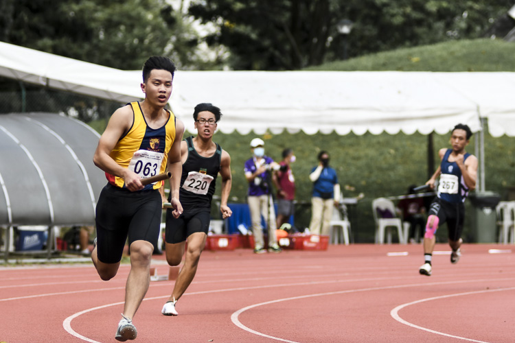 First runners lead off the A Div boys' 4x400m relay final. (Photo 1 © Iman Hashim/Red Sports)