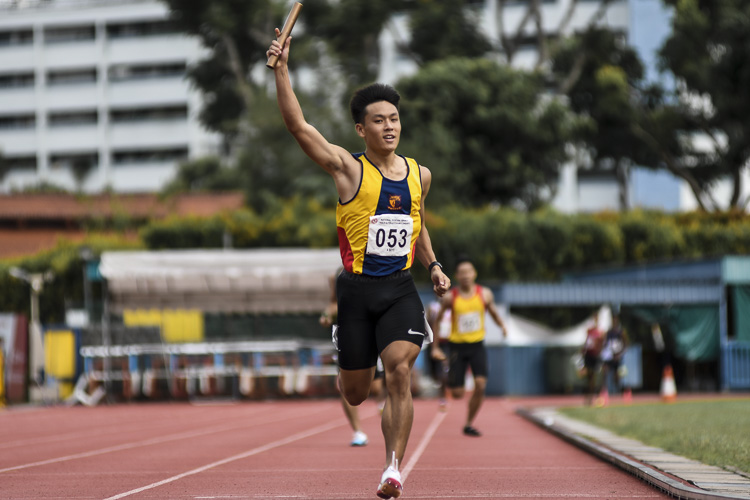 Mark Lee (#53) anchors ACS(I) to gold in the A Div boys' 4x400m relay final. (Photo 1 © Iman Hashim/Red Sports)