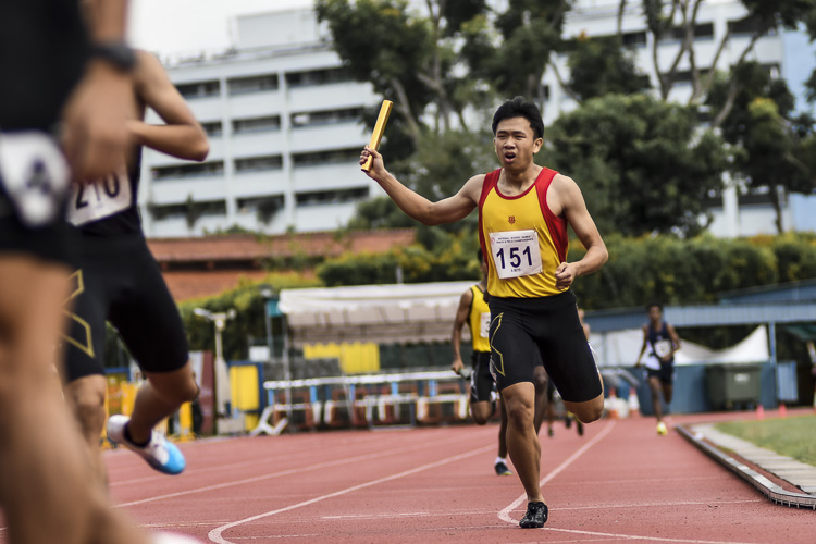 Zak Tng (#151) anchors HCI to bronze in the A Div boys' 4x400m relay final. (Photo 1 © Iman Hashim/Red Sports)