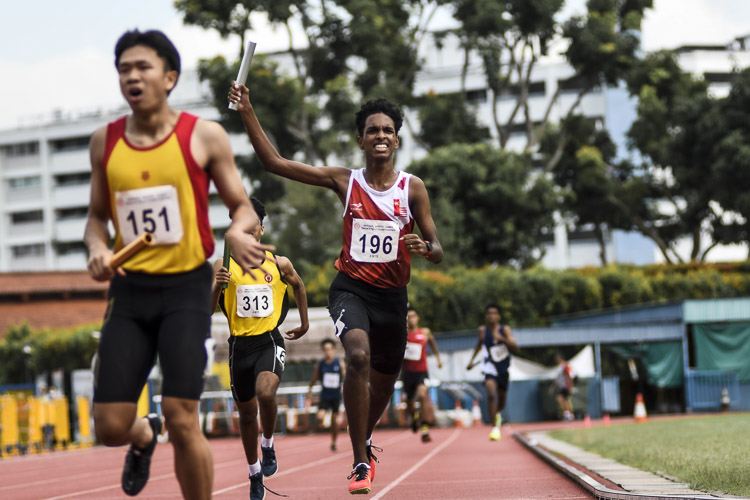 Thaarmin Thana Rajan (#196) anchors NJC to fourth place in the A Div boys' 4x400m relay final. (Photo 1 © Iman Hashim/Red Sports)