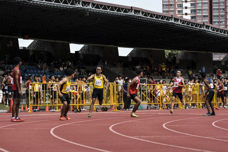 First exchanges in the A Div boys' 4x400m relay final. (Photo 1 © Iman Hashim/Red Sports)