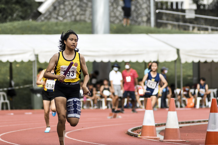 VJC's Heiga Chua (#193) runs the first leg in the A Div girls' 4x400m relay final. (Photo 1 © Iman Hashim/Red Sports)