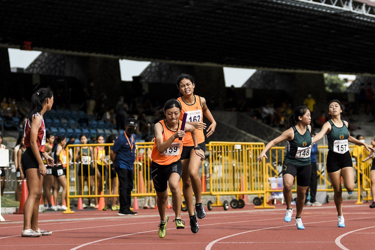 First exchanges in the A Div girls' 4x400m relay final. (Photo 1 © Iman Hashim/Red Sports)