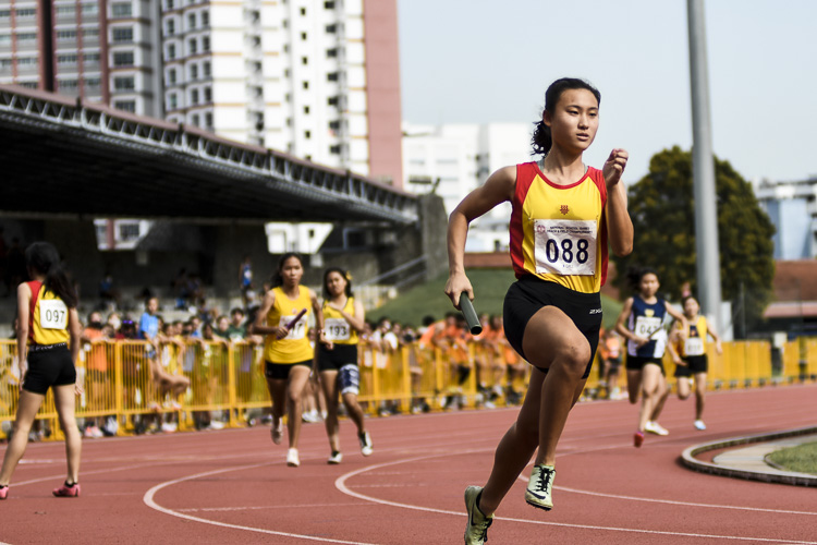 HCI's Ho Zhi Ling (#88) runs the second leg in the A Div girls' 4x400m relay final. (Photo 1 © Iman Hashim/Red Sports)