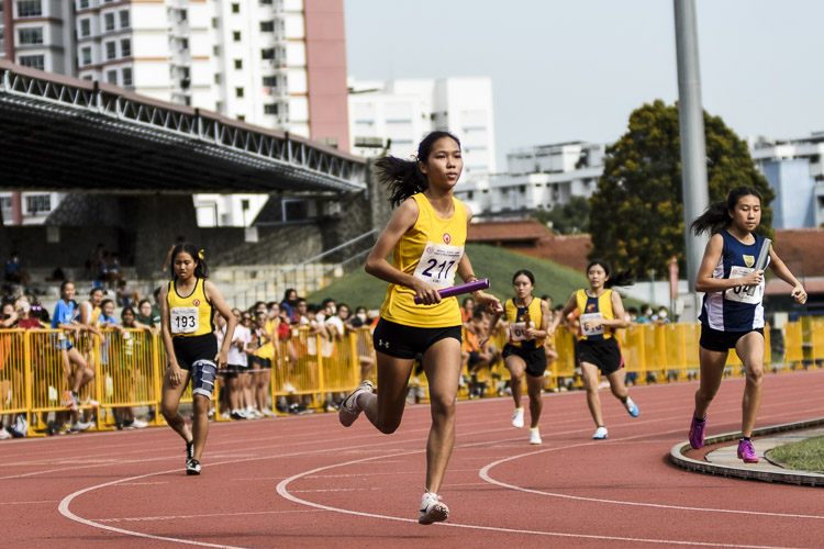 VJC's 800m champ Claudia Tang (#217) runs the second leg in the A Div girls' 4x400m relay final. (Photo 1 © Iman Hashim/Red Sports)