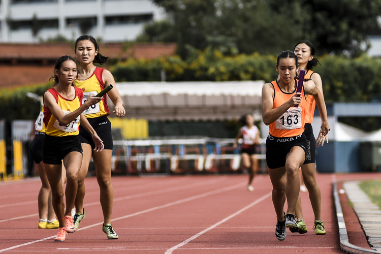 HCI's Heng Ann Xin (#87) and SSP's Samantha Ortega (#163) run the third leg in the A Div girls' 4x400m relay final. (Photo 1 © Iman Hashim/Red Sports)