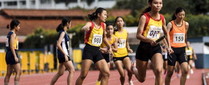HCI's Heng Ann Xin (#87) runs the third leg in the A Div girls' 4x400m relay final. (Photo 1 © Iman Hashim/Red Sports)