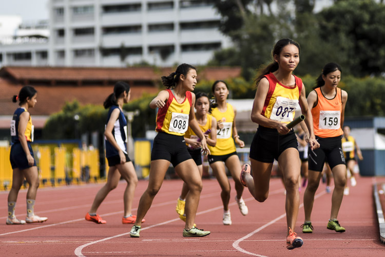 HCI's Heng Ann Xin (#87) runs the third leg in the A Div girls' 4x400m relay final. (Photo 1 © Iman Hashim/Red Sports)