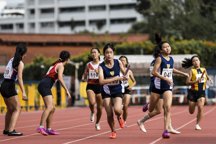 Second exchanges in the A Div girls' 4x400m relay final. (Photo 1 © Iman Hashim/Red Sports)