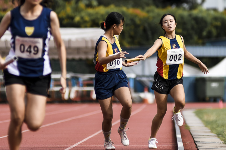 ACJC make their second exchange in the A Div girls' 4x400m relay final. (Photo 1 © Iman Hashim/Red Sports)
