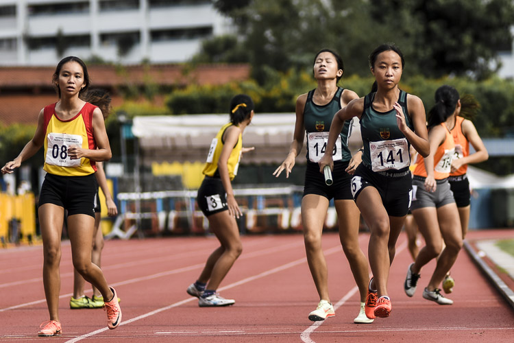 RI's Kirsten May Leong (#141) runs the anchor leg in the A Div girls' 4x400m relay final. (Photo 1 © Iman Hashim/Red Sports)