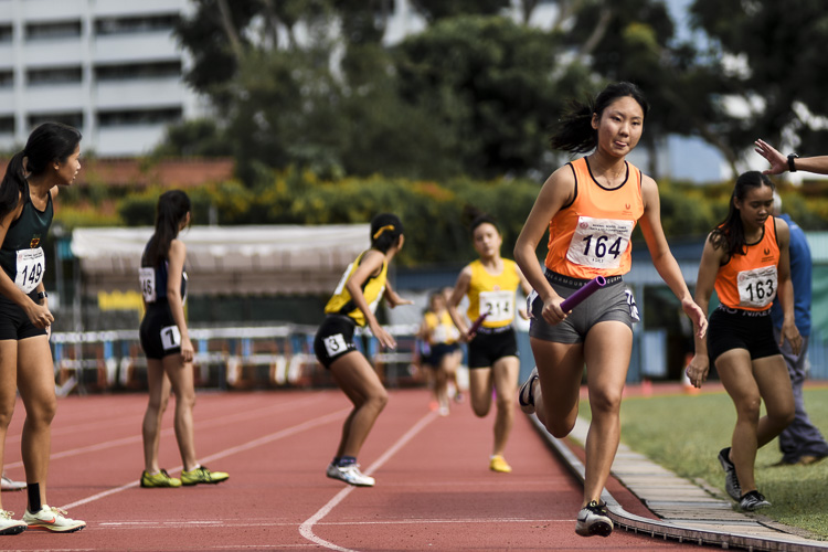 SSP's 400m champ Tong Yan Yee (#164) runs the anchor leg in the A Div girls' 4x400m relay final. (Photo 1 © Iman Hashim/Red Sports)