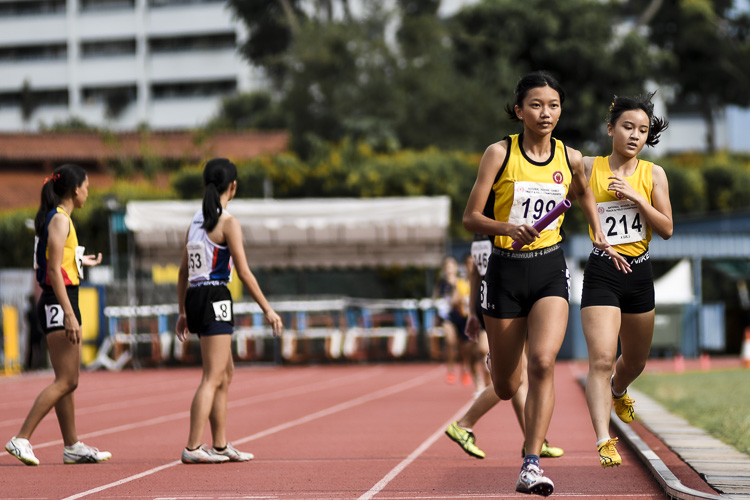 VJC's Felicia Sng (#199) runs the anchor leg in the A Div girls' 4x400m relay final. (Photo 1 © Iman Hashim/Red Sports)
