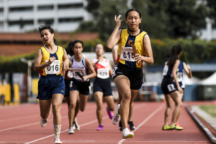 ACJC's Laura Wong (#15) runs the anchor leg in the A Div girls' 4x400m relay final. (Photo 1 © Iman Hashim/Red Sports)