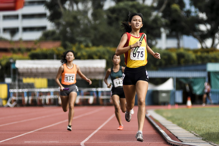 Alexia Song (#75) anchors HCI to gold in the A Div girls' 4x400m relay final. (Photo 1 © Iman Hashim/Red Sports)