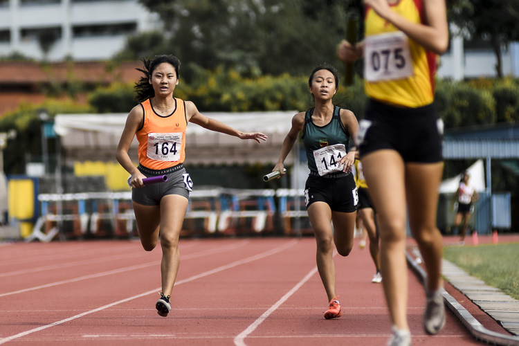 SSP's Tong Yan Yee (#164) and RI's Kirsten May Leong (#141) anchor their teams to second and third place respectively in the A Div girls' 4x400m relay final. (Photo 1 © Iman Hashim/Red Sports)