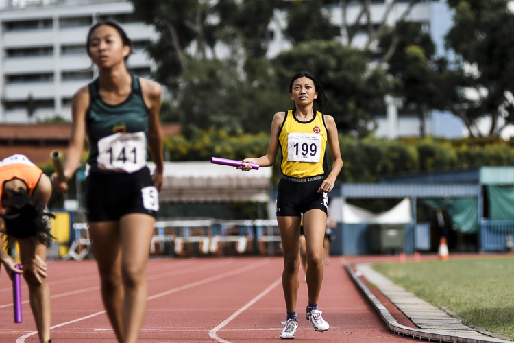 Felicia Sng (#199) anchors VJC to fourth place in the A Div girls' 4x400m relay final. (Photo 1 © Iman Hashim/Red Sports)