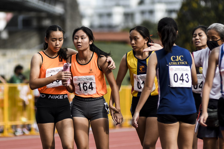SSP's Samantha Ortega (#163) helps teammate Tong Yan Yee (#164) up after the A Div girls' 4x400m relay final. (Photo 1 © Iman Hashim/Red Sports)