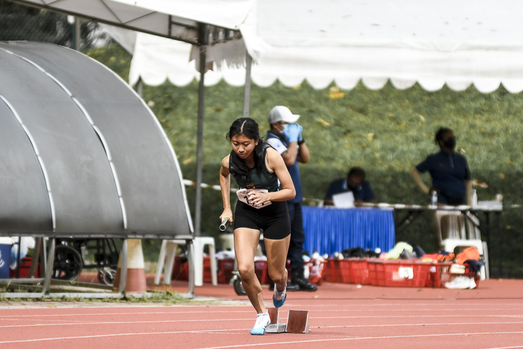 RI's Chloe Wong (#157) runs the first leg in the A Div girls' 4x400m relay final. (Photo 1 © Iman Hashim/Red Sports)