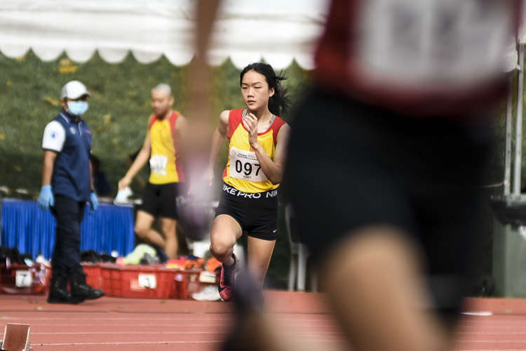 HCI's Nikko Chng (#97) runs the first leg in the A Div girls' 4x400m relay final. (Photo 1 © Iman Hashim/Red Sports)
