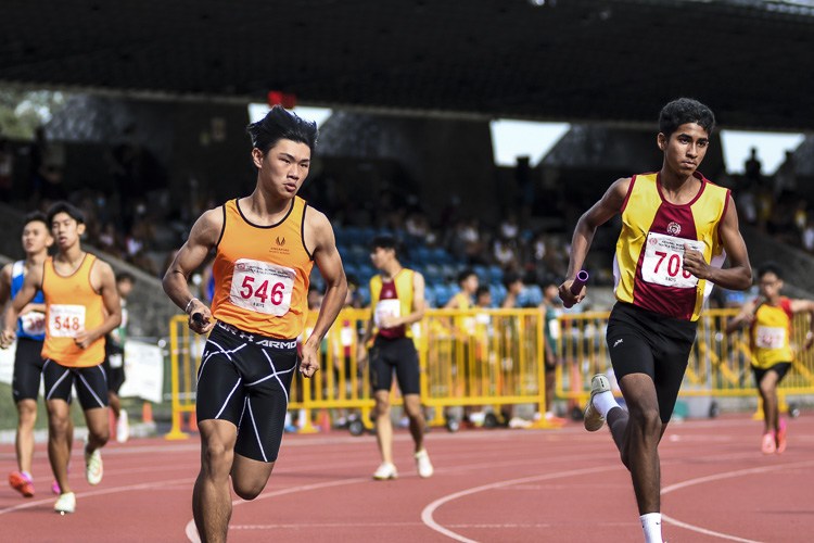 SSP's Edsel Poh (#546) and Mohamed Khairulnazim (#700), gold and silver medalists respectively in the 400m hurdles, run the second leg in the B Div boys’ 4x400m relay final. (Photo 1 © Iman Hashim/Red Sports)