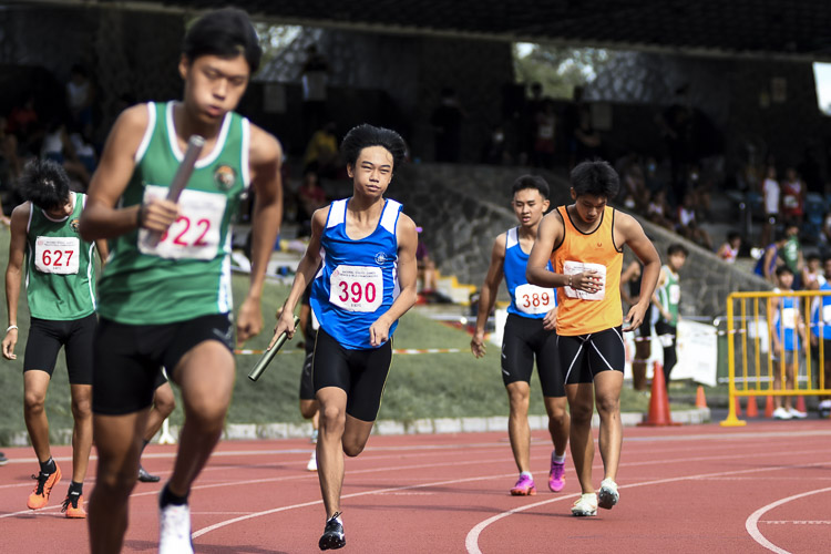 Maris Stella High's Verek Chua (#390) runs the second leg in the B Div boys’ 4x400m relay final. (Photo 1 © Iman Hashim/Red Sports)