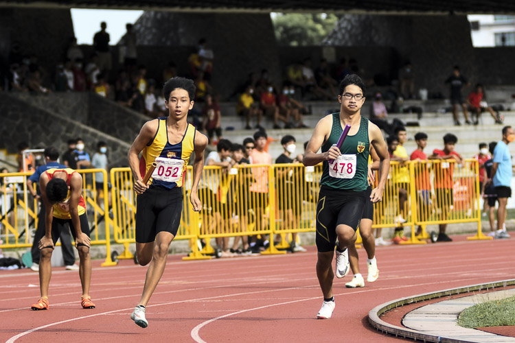 RI and ACS(I) begin their second leg in the B Div boys’ 4x400m relay final. (Photo 1 © Iman Hashim/Red Sports)