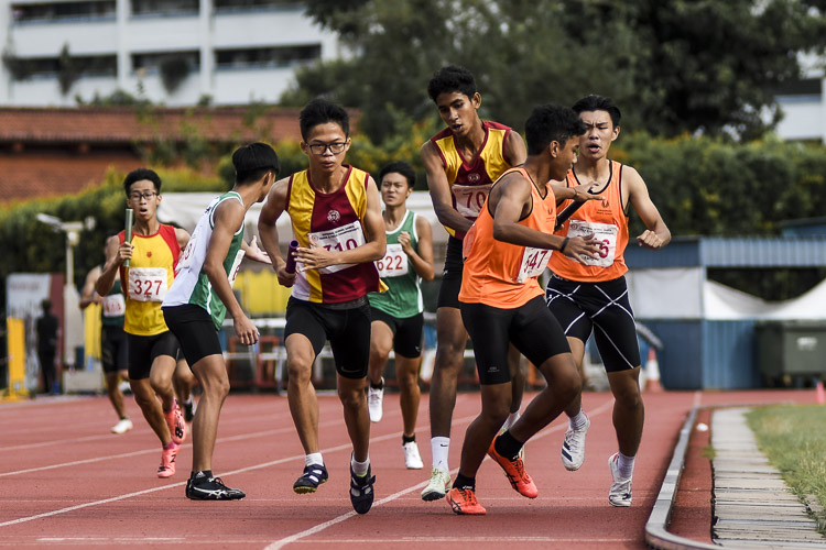 Second exchanges in the B Div boys’ 4x400m relay final. (Photo 1 © Iman Hashim/Red Sports)