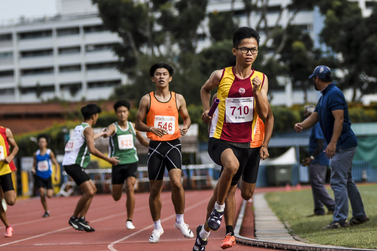 Victoria School's Renfred Ong (#710) runs the third leg in the B Div boys’ 4x400m relay final. (Photo 1 © Iman Hashim/Red Sports)