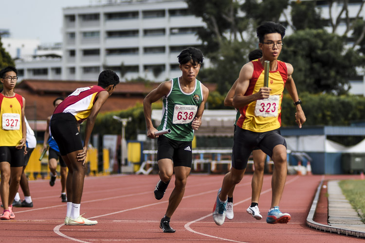 Runners from HCI and Tanjong Katong Secondary run the third leg in the B Div boys’ 4x400m relay final. (Photo 1 © Iman Hashim/Red Sports)