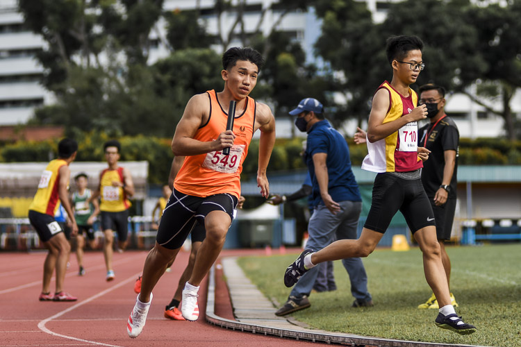 SSP's Huang Weijun (#549) runs the anchor leg in the B Div boys’ 4x400m relay final. (Photo 1 © Iman Hashim/Red Sports)
