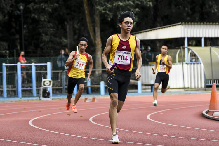 Victoria School's Ong Ying Tat (#704) runs the first leg in the B Div boys’ 4x400m relay final. (Photo 1 © Iman Hashim/Red Sports)