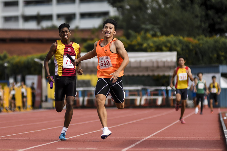 SSP's 100m-200m champ Huang Weijun (#549) races against Victoria School's 800m champ and 400m silver medalist Subaraghav Hari (#714) on the anchor leg, in a thrilling conclusion to the B Div boys’ 4x400m relay final. (Photo 1 © Iman Hashim/Red Sports)