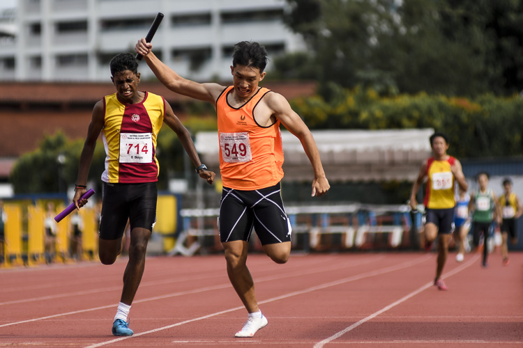 SSP's 100m-200m champ Huang Weijun (#549) edges out Victoria School's 800m champ and 400m silver medalist Subaraghav Hari (#714) to the line, clinching gold in the B Div boys’ 4x400m relay final by 0.18s. (Photo 1 © Iman Hashim/Red Sports)