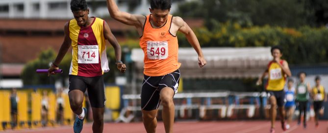 SSP's 100m-200m champ Huang Weijun (#549) edges out Victoria School's 800m champ and 400m silver medalist Subaraghav Hari (#714) to the line, clinching gold in the B Div boys’ 4x400m relay final by 0.18s. (Photo 1 © Iman Hashim/Red Sports)