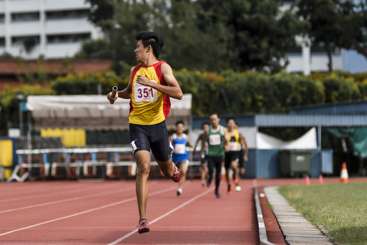 HCI's Zachary Tan (#351) anchors his team to bronze in the B Div boys’ 4x400m relay final. (Photo 1 © Iman Hashim/Red Sports)