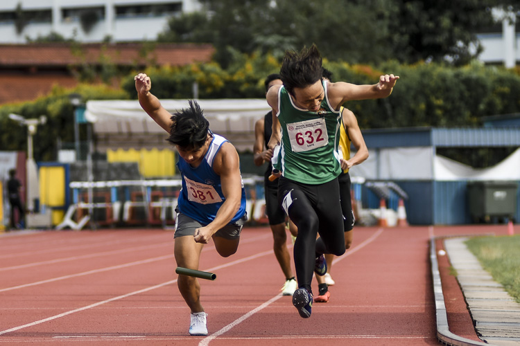 Another thrilling conclusion sees Maris Stella High's Ethan Liew (#381) pip Tanjong Katong Secondary's Nicholas Goh (#632) to the line by 0.05s to take fourth place in the B Div boys’ 4x400m relay final. (Photo 1 © Iman Hashim/Red Sports)