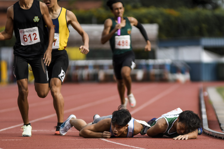 Another thrilling conclusion sees Maris Stella High's Ethan Liew (#381) pip Tanjong Katong Secondary's Nicholas Goh (#632) to the line by 0.05s to take fourth place in the B Div boys’ 4x400m relay final. (Photo 1 © Iman Hashim/Red Sports)