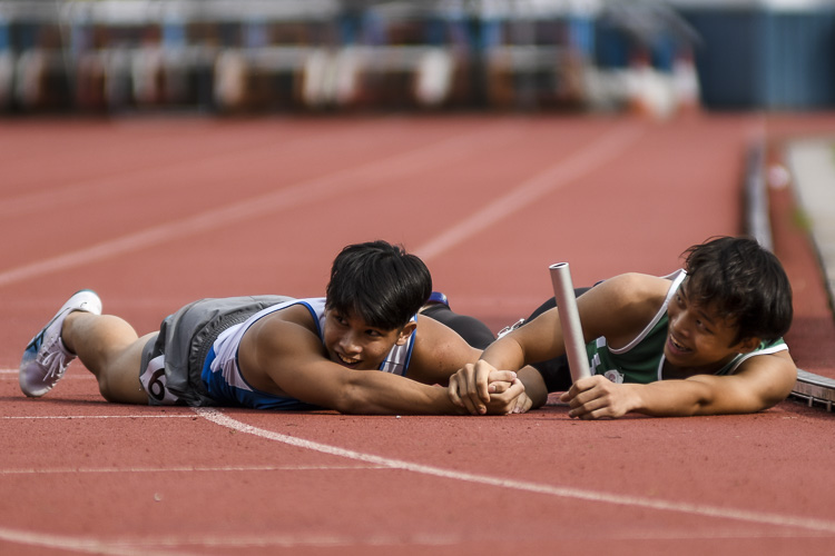 Maris Stella High's Ethan Liew (#381) pips Tanjong Katong Secondary's Nicholas Goh (#632) to the line by 0.05s to take fourth place in the B Div boys’ 4x400m relay final. (Photo 1 © Iman Hashim/Red Sports)