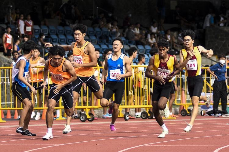 First exchanges in the B Div boys’ 4x400m relay final. (Photo 1 © Iman Hashim/Red Sports)