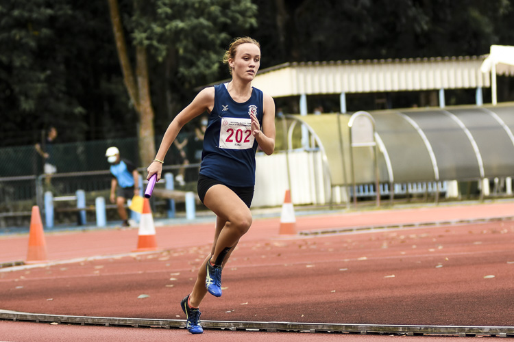 CHIJ St. Theresa's Convent's Emily Anne Choi (#202) runs the first leg in the B Div girls’ 4x400m relay final. (Photo 1 © Iman Hashim/Red Sports)