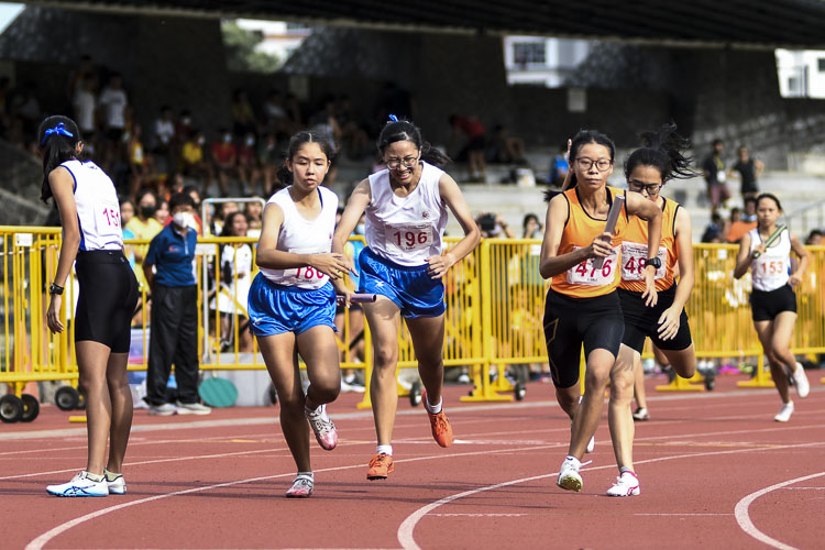 SSP's 400m hurdles champ and 400m silver medalist Audrey Koh (#476) runs the second leg in the B Div girls’ 4x400m relay final. (Photo 1 © Iman Hashim/Red Sports)