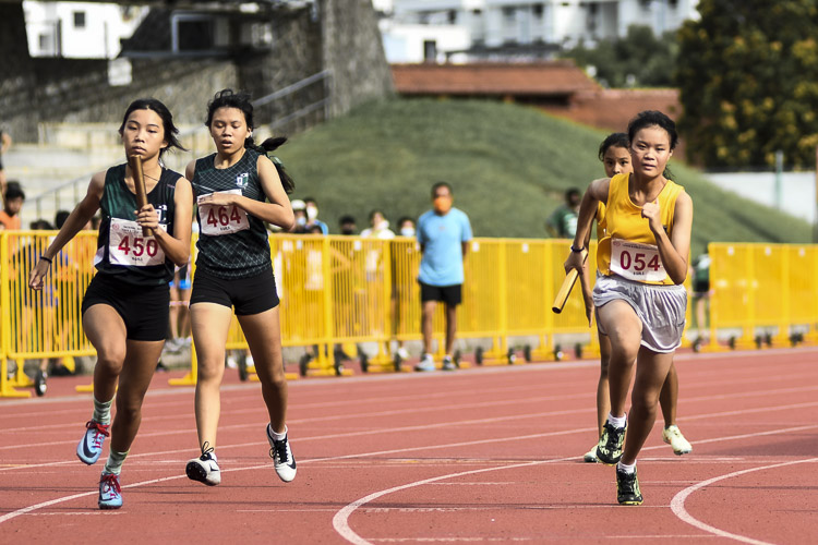 Cedar Girls' Calyne Low (#54) runs the second leg in the B Div girls’ 4x400m relay final. (Photo 1 © Iman Hashim/Red Sports)