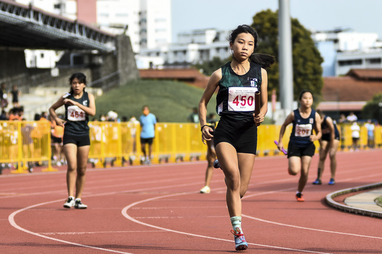 RGS's Claire Ang (#450) runs the second leg in the B Div girls’ 4x400m relay final. (Photo 1 © Iman Hashim/Red Sports)