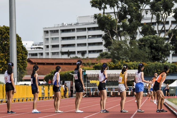 Third runners await their turn in the B Div girls’ 4x400m relay final. (Photo 1 © Iman Hashim/Red Sports)