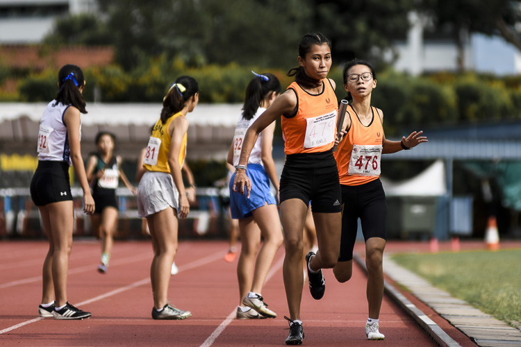 SSP's Audrey Koh (#476) hands over the baton to Marsya Syazwani (#479) in the B Div girls’ 4x400m relay final. (Photo 1 © Iman Hashim/Red Sports)